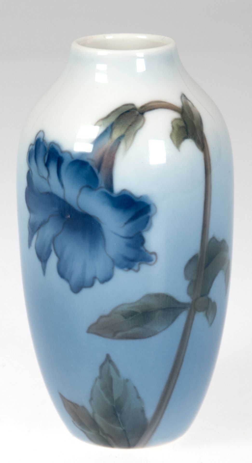 Vase, Royal Copenhagen, Mod.-Nr.1910/239, mit polychromer Blumenmalerei, H. 14 cm