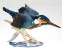 Porzellanfigur "Eisvogel mit weiten Flügeln auf einem Ast sitzend", Rosenthal, Entwurf Fritz Heiden