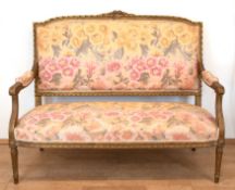 Sofa, im Louis-Seize-Stil, Gold gefaßt, geblümter Bezugsstoff, hinteres Bein repariert, Gebrauchspu