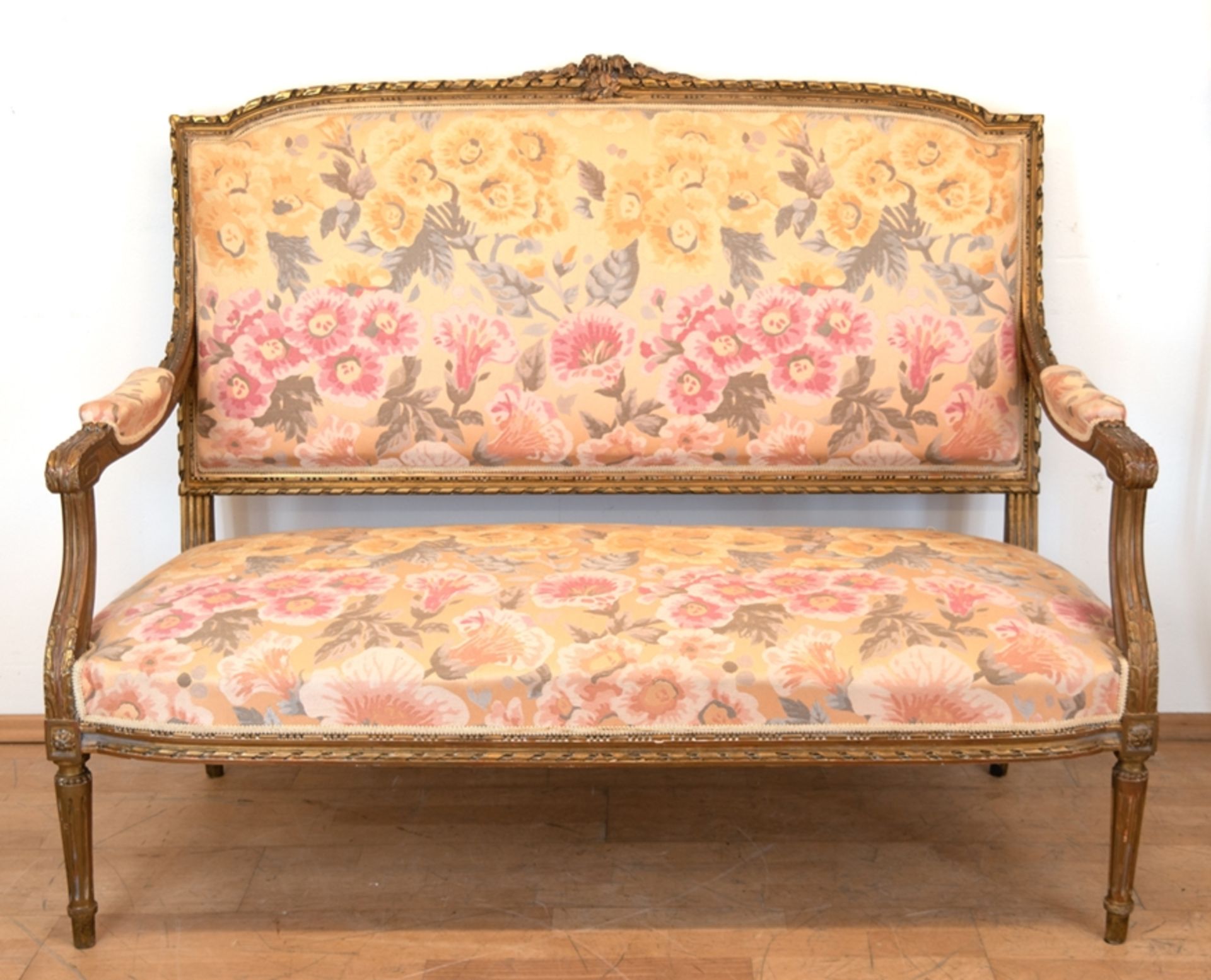 Sofa, im Louis-Seize-Stil, Gold gefaßt, geblümter Bezugsstoff, hinteres Bein repariert, Gebrauchspu