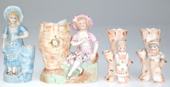 4 diverse Biskuitporzellan-Figuren an Gefäß (Vase) stehend, polychrom bemalt mit Goldstaffage, H. 1