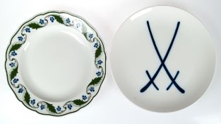 2 diverse Meissen-Teller, dabei Speiseteller, Mahonienranke, Dm. 25 cm und Wandteller mit blauem Sc