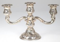 Leuchter, 835er Silber, 3-armig, gefüllter Stand, mit 2 geschwungenen Leuchterarmen, reliefiert, H.