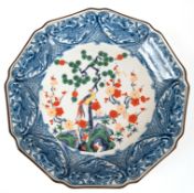Teller, China 20. Jh., Spiegel mit Floral- und Vogelmotiv, Kante mit Vogel- und Ornamentdekor in Bl