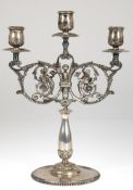 Kerzenleuchter, 800er Silber, großer Rundfuß mit Reliefrand, Schaft mit Palmettendekor, 3-flammiger