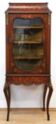 Vitrine, Frankreich, 19. Jh., Mahagoni furniert, floral intarsiert, Bronzeappliken, 1-türiger, 3-se