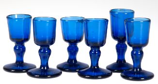 6 Schnapsgläser, Blauglas, z.T. mit Abriß, H. 8 cm - 9 cm