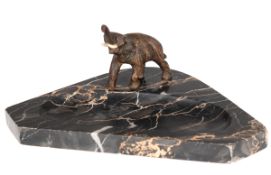 Schreibtischablage, Marmor mit plastischer Bronze-Figur  "Elefant" auf Rand stehend, Marmorschale r