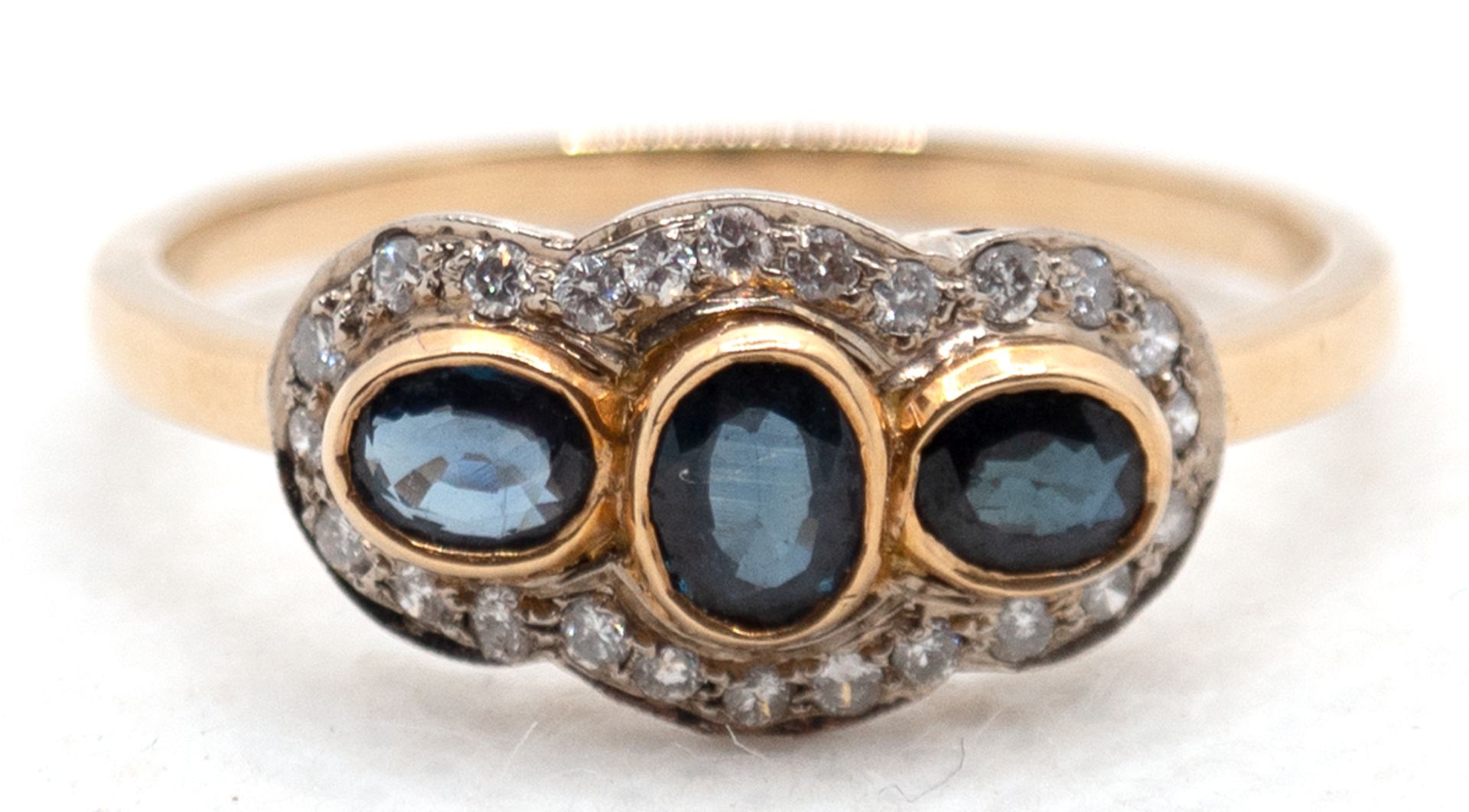 Ring, querovaler Ringkopf, im Art Deco Stil, GG 750, ca. 2,9 g,3 blaue Saphire von 0,75 ct., Brilla