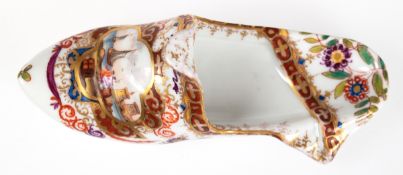 Porzellan-Schuh, reich bemalt mit Kauffahrteiszene, Blumendekor und Zierkante, Goldstaffage (etwas 
