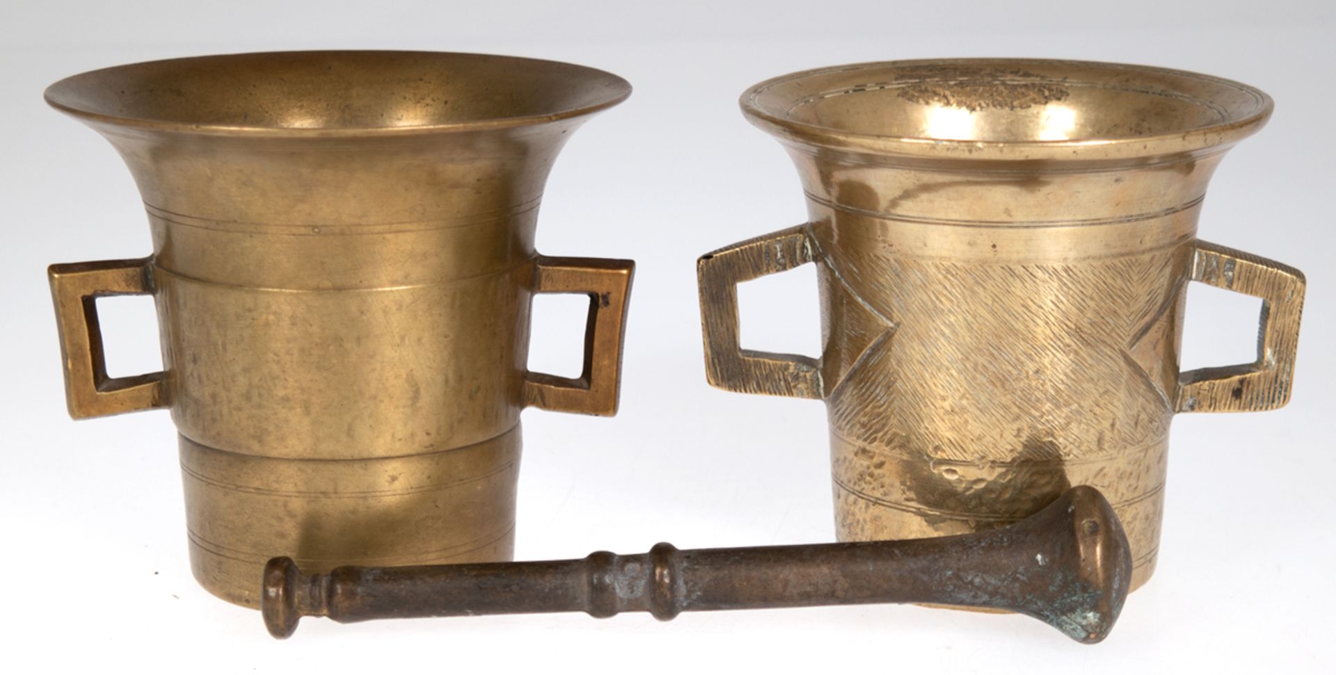 2 diverse Mörser, 19. Jh., Bronze, beidseitig Handhaben, h. 10,7 cm und 11 cm und Pistill, L. 18 cm