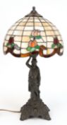Tischlampe im Tiffany-Stil, 1-flammig, Schirm aus Favrileglas mit buntem Blütenrand und beigen Ele