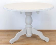 Shabby-Chic-Tisch, weiß gefaßt, über Balustersäule auf 3 geschwungenen Füßen runde Platte, H. 78 cm