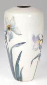 KPM-Vase, umlaufende polychrome Blumenmalerei mit Darstellung von Narzissen, oberer Rand bestoßen,