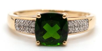 Diopsid-Diamant-Ring, 585er GG, ausgefasst mit 1 Diopsid in kräftigem Grün von ca. 1,90 ct. und 8 D