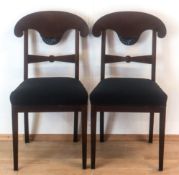 Paar Stühle, 19. Jh., Mahagoni, furniert, gepolsterter Sitz mit schwarzem Stoffbezug, Schaufellehne