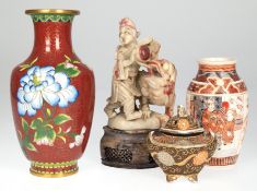 4 Teile Asiatika, dabei Cloisonné-Vase, Messing, polychromer Floraldekor auf braunem  Grund, H. 23 