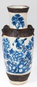 Vase, China, z.T. glasiert, Schauseite mit floraler Blaumalerei, umlaufende braune reliefierte Bord