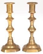 Paar Biedermeier-Leuchter, Messing, 1-kerzig, 8-eckiger Fuß, gegliederter Schaft in Tülle übergehen