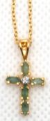 Kette mit Anhänger "Kreuz“, 925er Silber vergoldet, Smaragde und kleiner Brillant, Kettenlänge 46 c