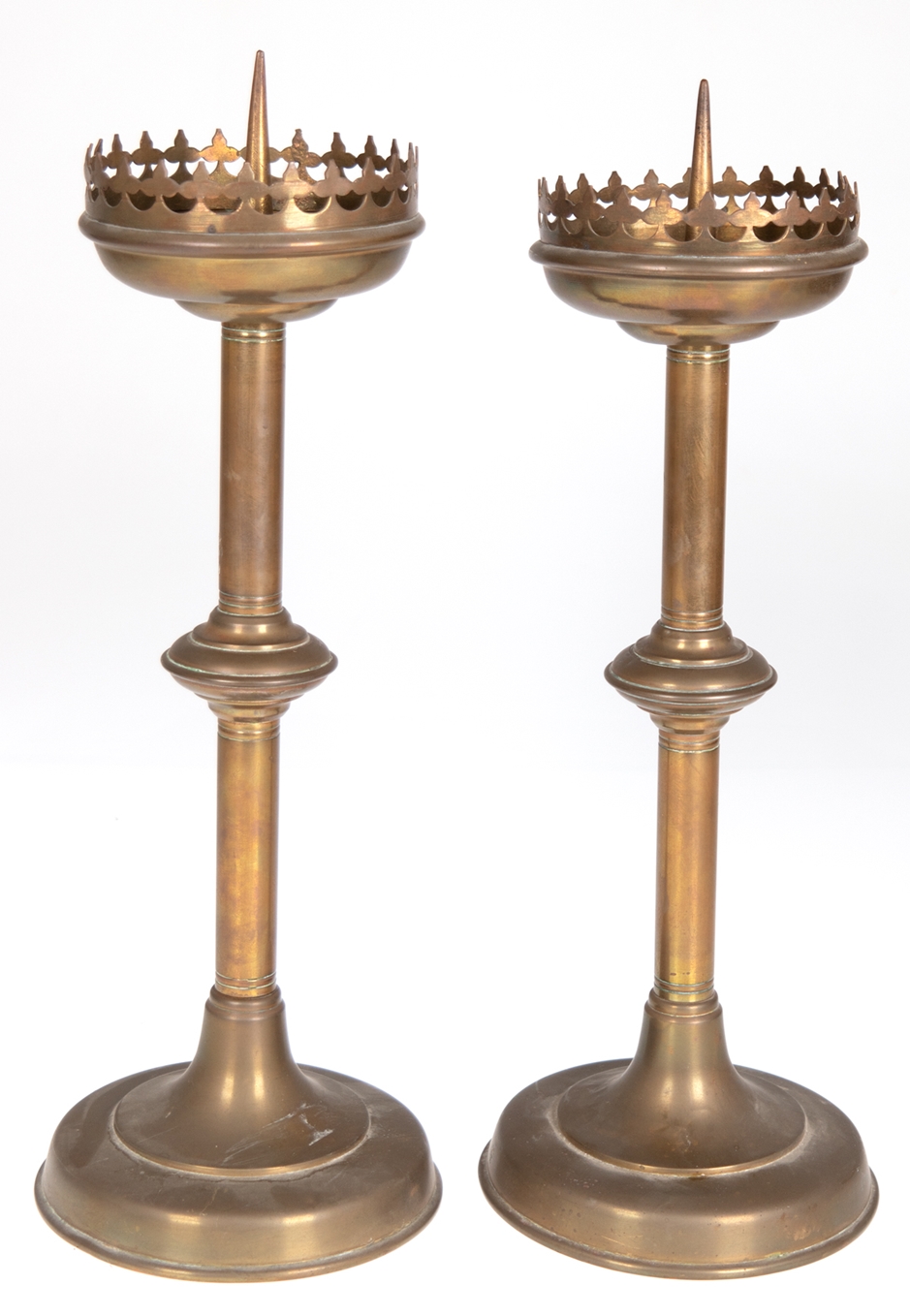 Paar Kerzenleuchter, Messing, Ende 19.Jh., Schaft mit Nodus, Tropfschale mit Galerie, H. 42 cm