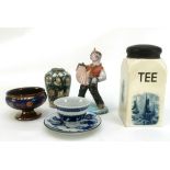 Konvolut 5-teilig, dabei Keramik-Figur "Junge mit Ziehharmonika", H. 14 cm, Keramik-Teedose mit mar