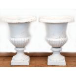 Paar Gartenvasen, Amphorenform, Eisenguß weiß gefasst, Gebrauchspuren, H. 44 cm, Dm. 32 cm