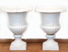 Paar Gartenvasen, Amphorenform, Eisenguß weiß gefasst, Gebrauchspuren, H. 44 cm, Dm. 32 cm