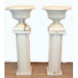 Paar Säulen mit Vase, je 2-teilig, weiß gefaßt, kannelierte Säulen mit aufgesetzter Kratervase, Ges