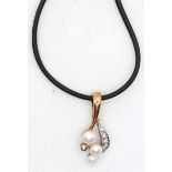 Anhänger/ Clip, GG 333, mit 3 Perlen in verschiedenen Größen und Zirkonia an schwarzen Kautschukban