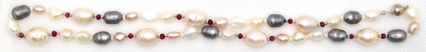 Kette, verschiedenfarbige SW-Perlne in unterschiedlichen Größen und echten Rubinen, Zwischenteile u