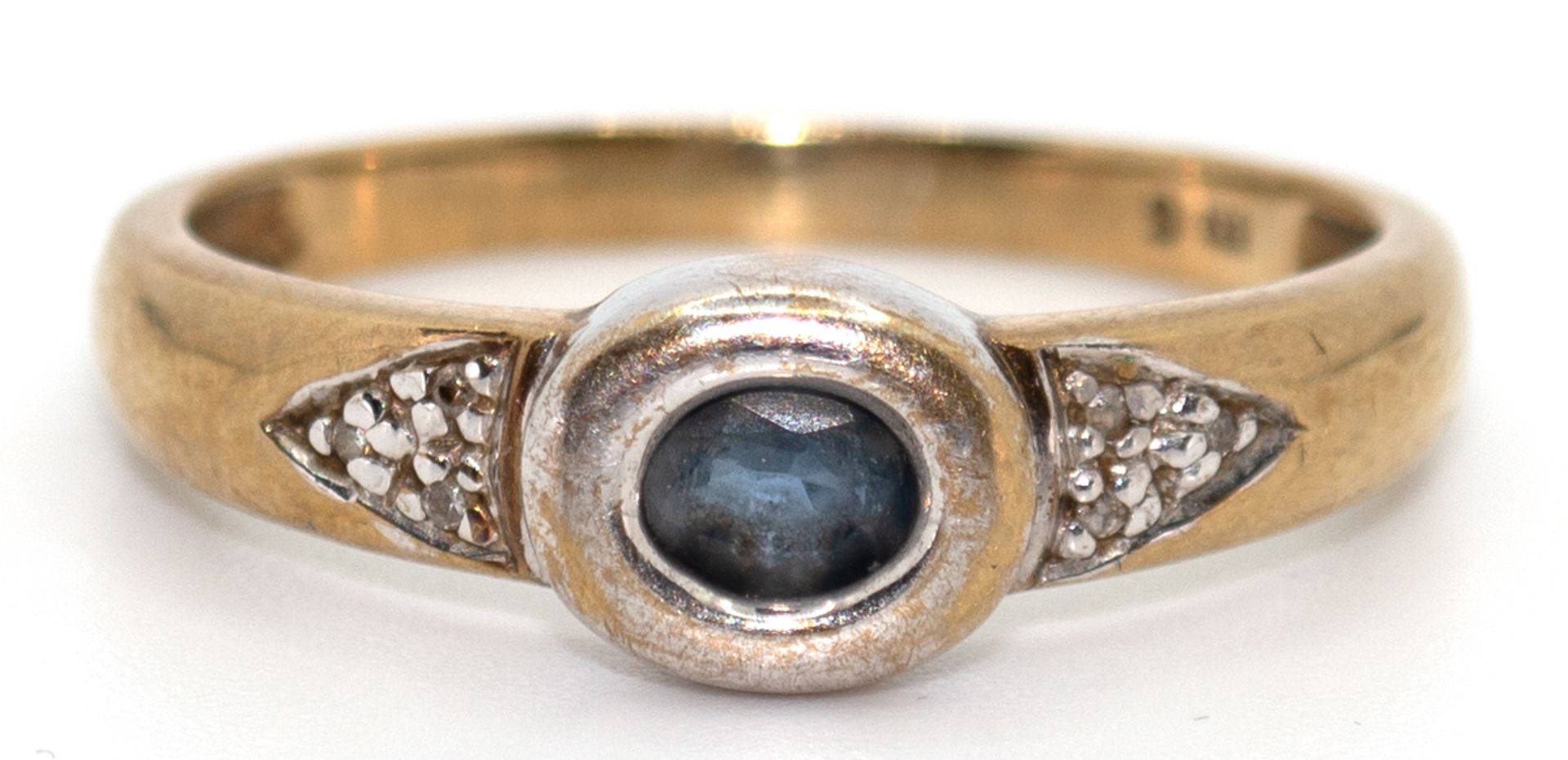 Ring, 333er GG, besetzt mit oval facettiertem Saphir und 6 kleinen Diamanten, Ges.-Gew. 2,36 g, RG