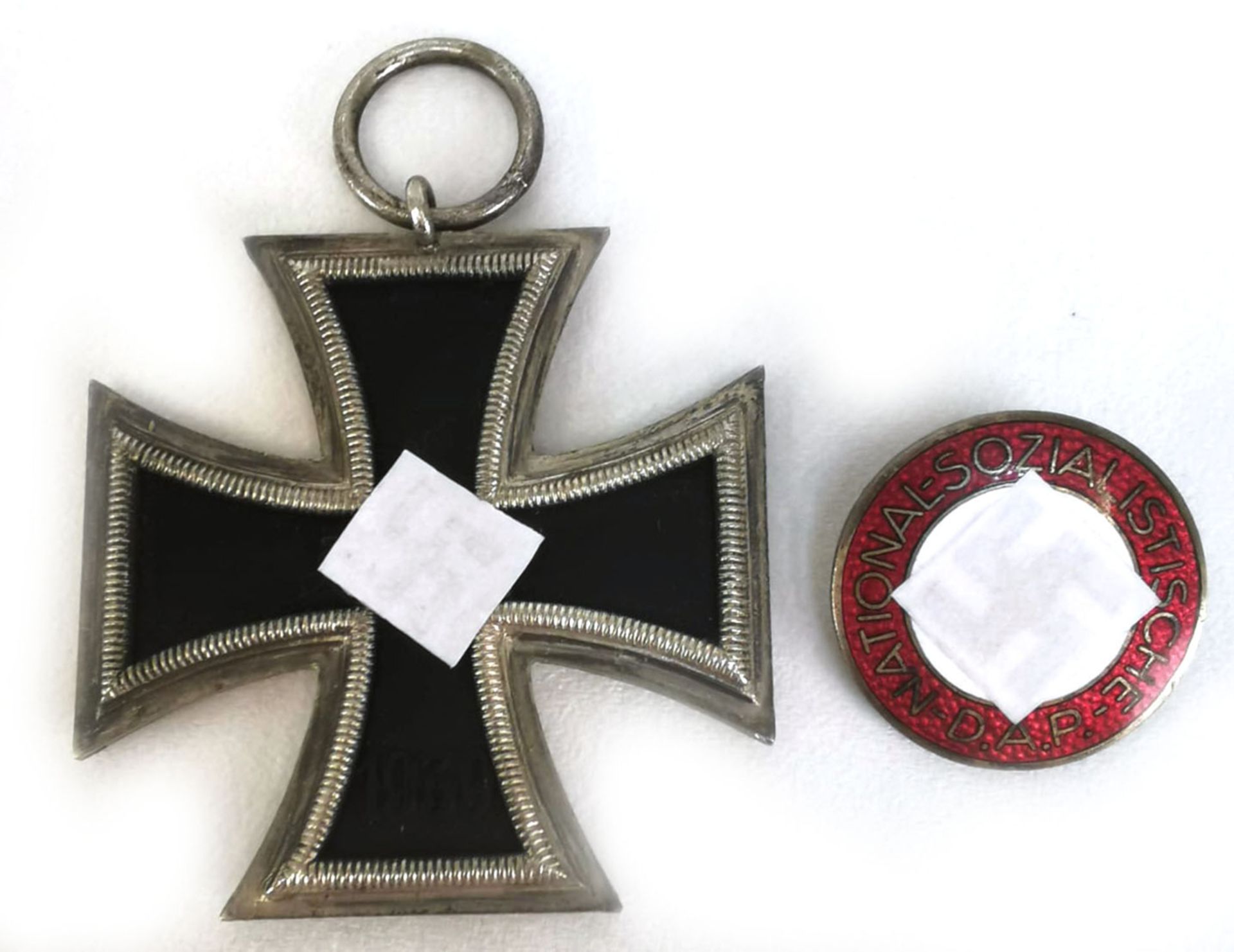 Konvolut 2-teilig, dabei "Eisernes Kreuz 2. Klasse", 1939, Parteiabzeichen 3. Reich, Dm. 2,3 cm