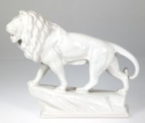 Keramik-Figur "Auf Felsen stehender Löwe", weiß glasiert, H. 24 cm, L. 29 cm