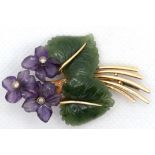 Veilchen-Brosche, 585er GG, Blätter und Blüten aus Amethysten und Jade, mit 3 kl. Diamanten besetzt