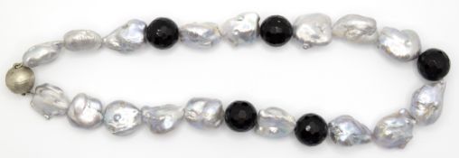 Kette mit sehr großen Barockperlen, als Beispiel ca. 2,4 x 1,9 cm, jede Perle hat ein anderes Maß,