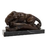 Figur "Trinkender Panther auf einem Felsen", Bronze, auf rechteckiger Marmorplinthe, Nachguß, braun