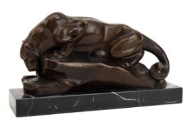 Figur "Trinkender Panther auf einem Felsen", Bronze, auf rechteckiger Marmorplinthe, Nachguß, braun