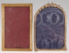 2 Standbilderrahmen, Messing, dabei bogenförmig mit Schleifenbekrönung, 12,5x8,3 cm