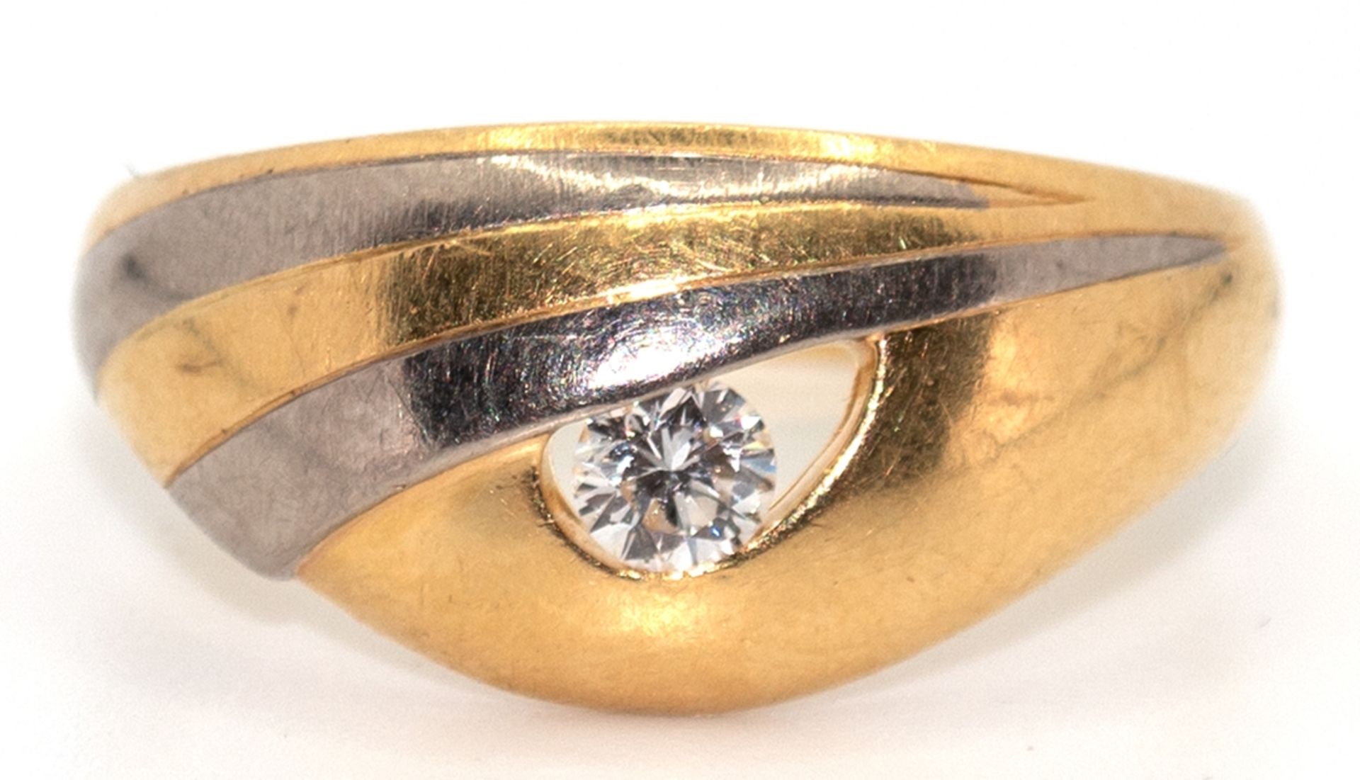 Ring, 750er GG/WG, besetzt mit 1 Brillant von ca. 0,15 ct., Ges.-Gew. 3,76 g, RG 55