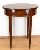 Biedermeier-Beistelltisch, Mahagoni furniert, oval, in der Zarge 1 Schublade, auf 4 spitzen Beinen