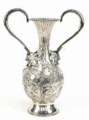 Vase, Spanien, Silber, 683 g, Balusterform mit beidseitigen Ohrenhenkeln, vollflächig mit Blatt- un