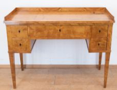 Biedermeier-Schreibtisch, Birke furniert, 3-schübig, auf spitzen Beinen, Platte fleckig,Gebrauchspu