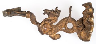 Wandarm mit beweglichem, durchbrochenem Kerzenuntersatzes, 19. Jh., Bronze, in Form eines Seepferdc