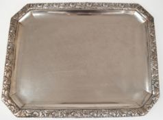 Großes Tablett, 800er Silber, 8-eckig, Rand mit Floralrelief, Gebrauchspuren, Gew. 1430 g, 47x36 c