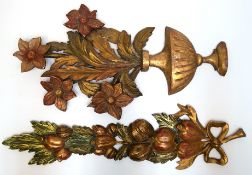2 Wandappliken, 19. Jh., Holz geschnitzt und farbig gefaßt, in Form eines Obstzweiges mit Schleife 