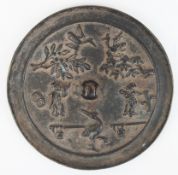 Bronze-Spiegel, Asien, braun patiniert, reliefierte Darstellung von Figuren und Vögeln auf Blütenzw