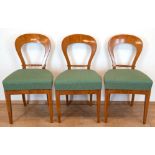 3 Biedermeier-Stühle, um 1810, Kirsche, gerundete Rückenlehne mit Querstrebe, grün gemusterter Pol