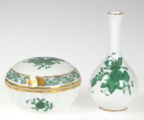 2 Teile Herend-Porzellan, Apponyi grün mit Goldstaffage, dabei kleine Solifleur-Vase, H. 8,5 cm und