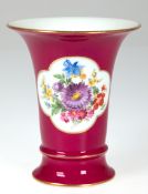 Meissen-Vase, Trompetenform, purpur, goldgerahmtes Medaillon mit buntem Blumenbukett, Goldränder, k